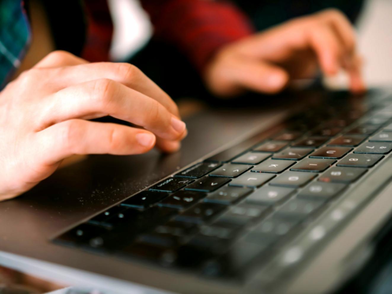 Profissional estudando com flexibilidade de horários